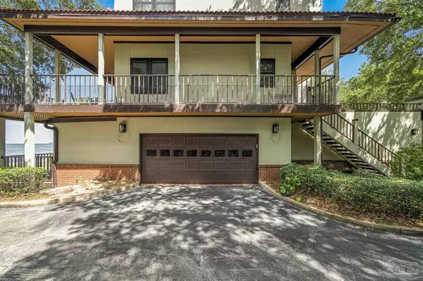 80 Baybridge Dr, Gulf Breeze, FL 32561