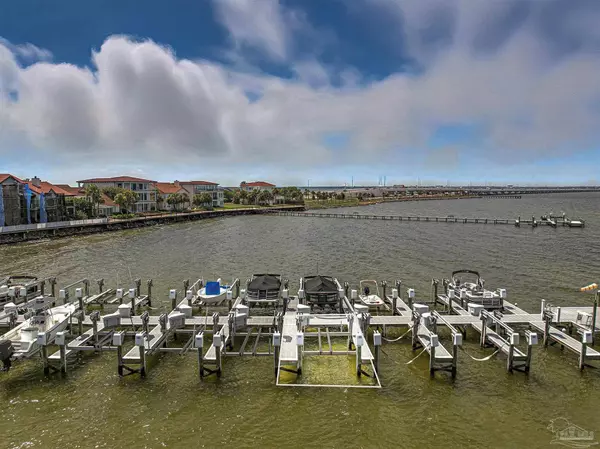 80 Baybridge Dr, Gulf Breeze, FL 32561