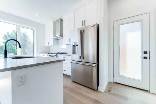 73 7 ST NE, Calgary, AB T2E4B6