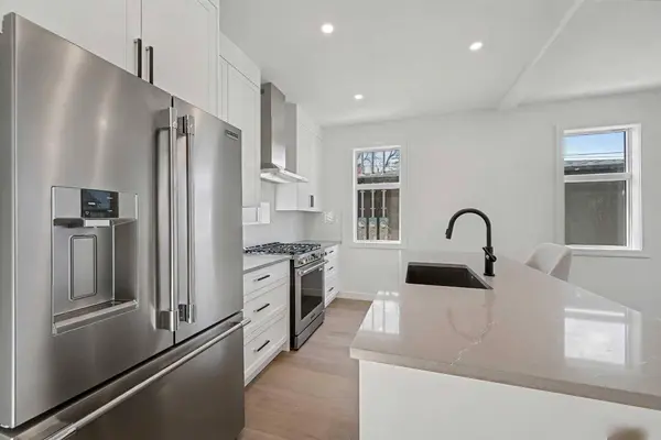 753 Centre AVE NE, Calgary, AB T2E4B6