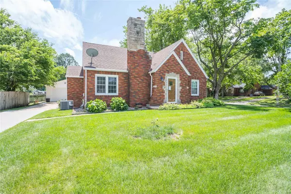 416 Grand Avenue, West Des Moines, IA 50265