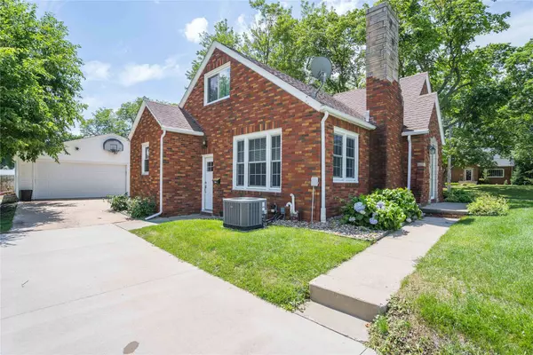 416 Grand Avenue, West Des Moines, IA 50265