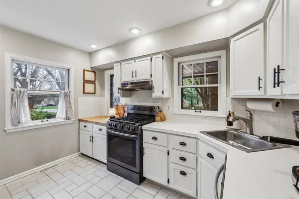 6702 Forest Court, Windsor Heights, IA 50324