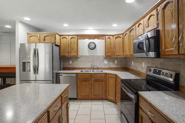 135 Long Point LN, Ridgedale, MO 65739