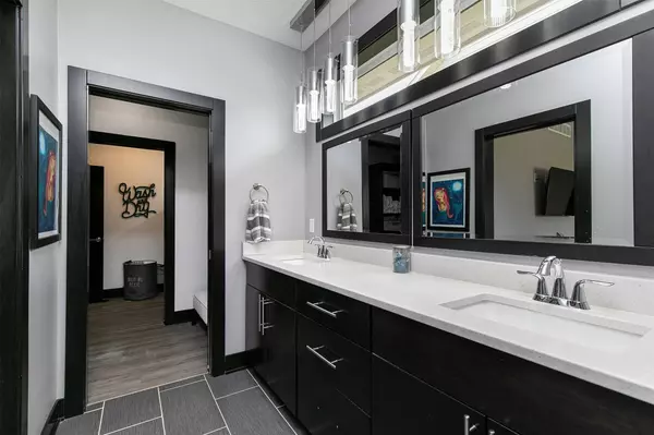 107 S 19th Court, Indianola, IA 50125