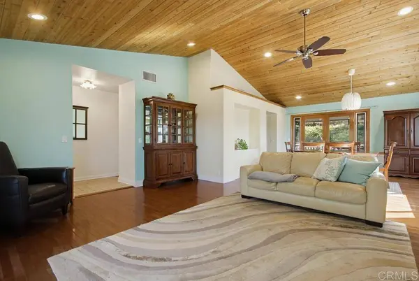 472 E Kalmia ST, Fallbrook, CA 92028