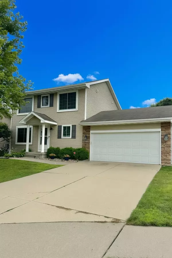 9734 Red Sunset Court, West Des Moines, IA 50266