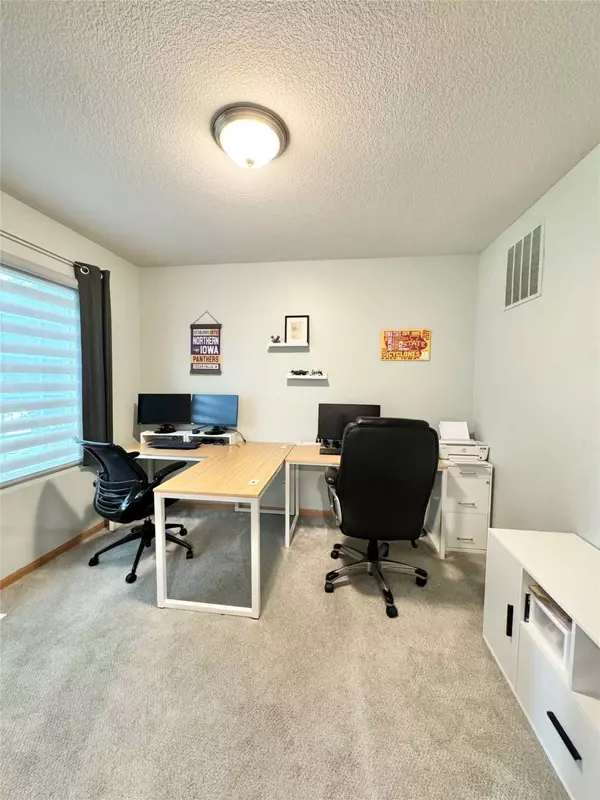 9734 Red Sunset Court, West Des Moines, IA 50266