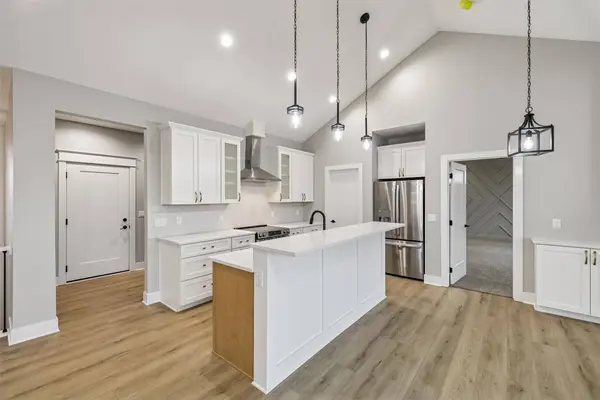 1201 Lakeview Circle NW, Bondurant, IA 50035