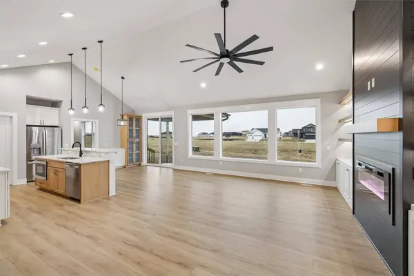 1201 Lakeview Circle NW, Bondurant, IA 50035