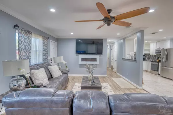 7100 Peninsula Dr, Pensacola, FL 32526