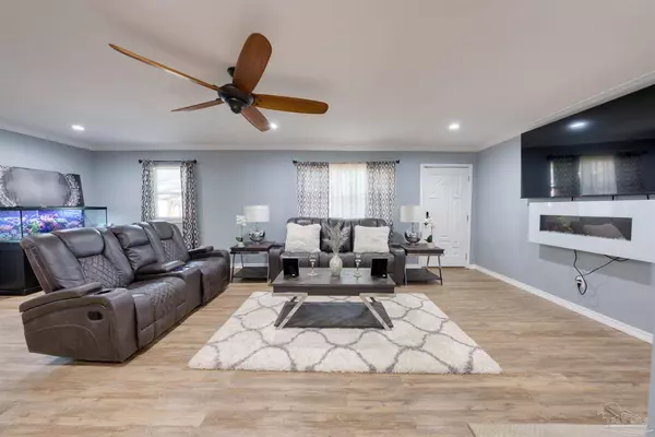 7100 Peninsula Dr, Pensacola, FL 32526