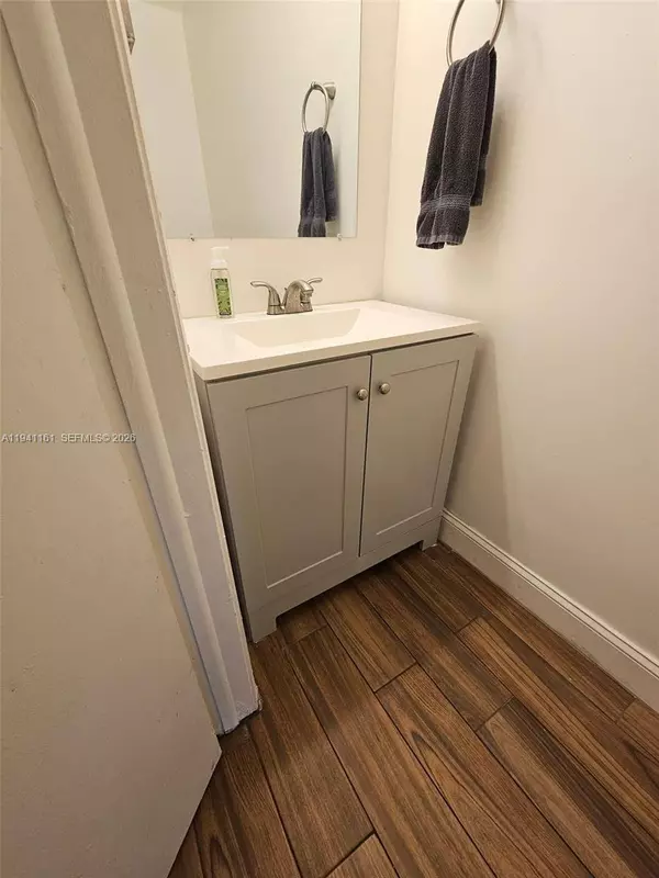 10332 NW 3rd St, Pembroke Pines, FL 33026