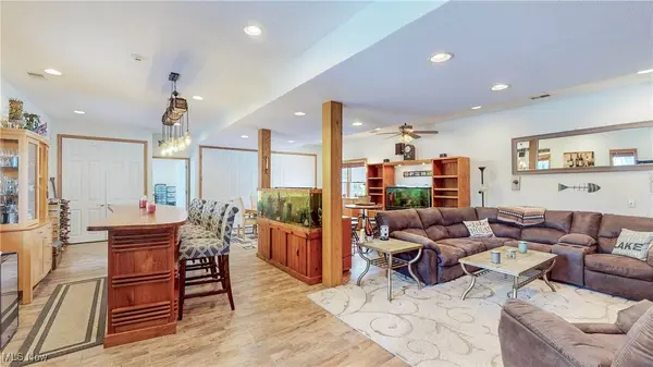 664 Pine DR, Lake Milton, OH 44429