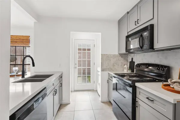 17295 Saturn LN, Houston, TX 77058