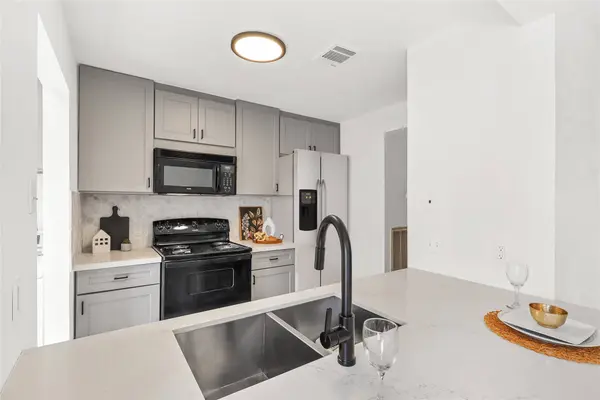 17295 Saturn LN, Houston, TX 77058