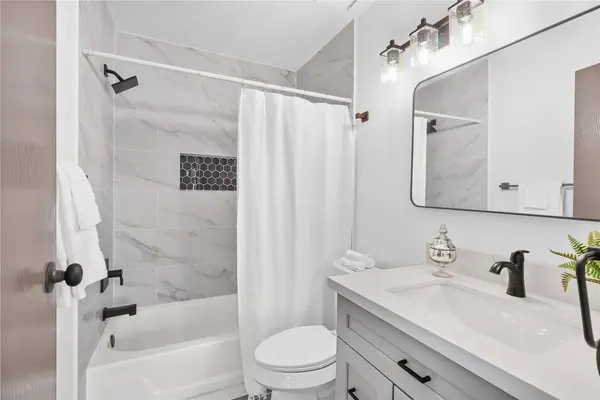 17295 Saturn LN, Houston, TX 77058