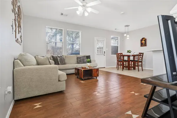 418 Folk Crest LN, Dickinson, TX 77539