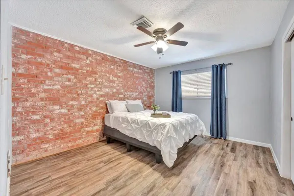 3910 Laura Leigh DR, Friendswood, TX 77546