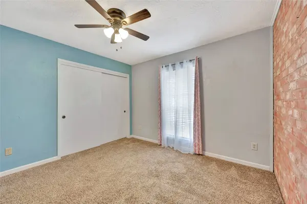 3910 Laura Leigh DR, Friendswood, TX 77546