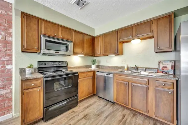 3910 Laura Leigh DR, Friendswood, TX 77546