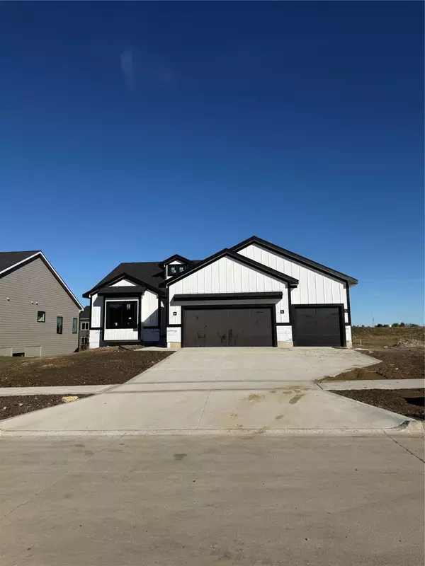 415 NW Red Oak Court, Waukee, IA 50263