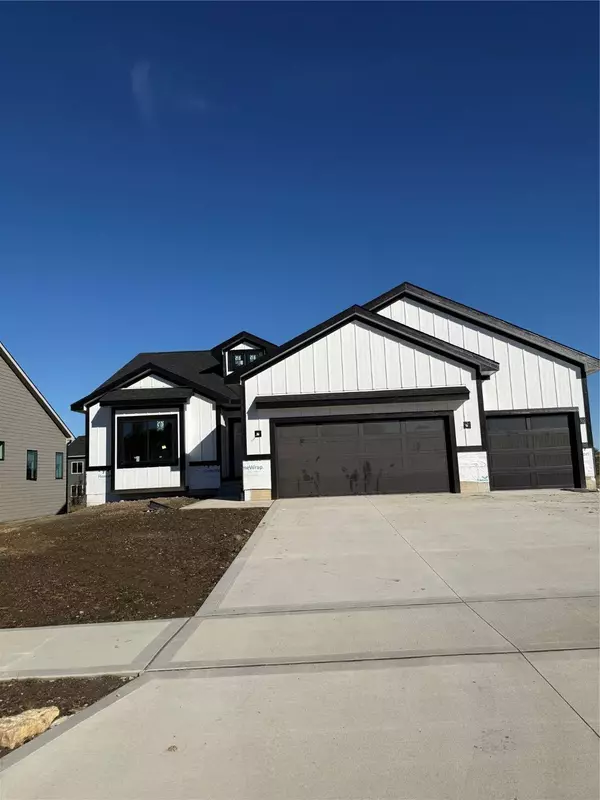 415 NW Red Oak Court, Waukee, IA 50263