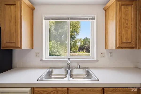 7422 Track Rd, Nampa, ID 83686