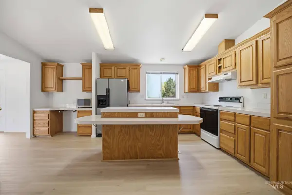 7422 Track Rd, Nampa, ID 83686