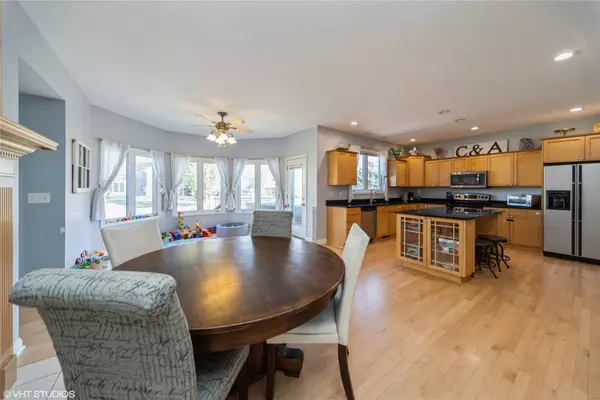 9827 Brookview Drive, Urbandale, IA 50322