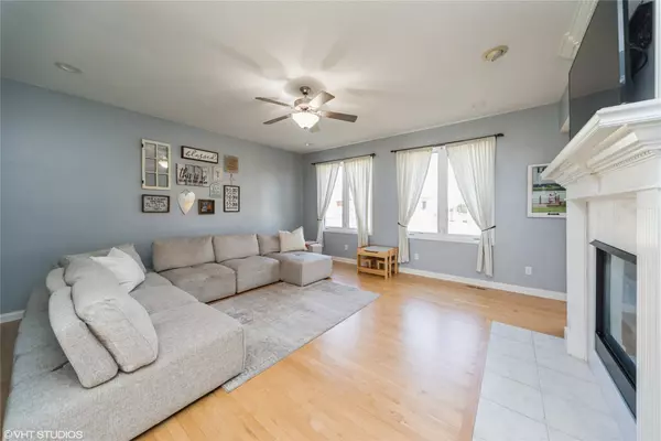 9827 Brookview Drive, Urbandale, IA 50322