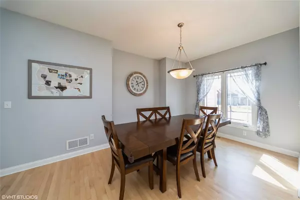 9827 Brookview Drive, Urbandale, IA 50322