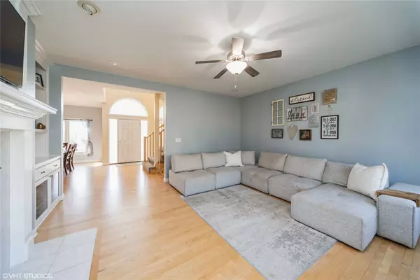 9827 Brookview Drive, Urbandale, IA 50322