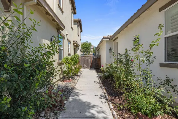 2389 Middlebury DR, Lathrop, CA 95330