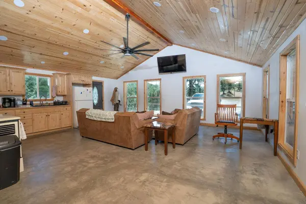 20505 Coalinga RD, Paicines, CA 95043