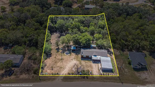 755 County Road 6753, Devine, TX 78016