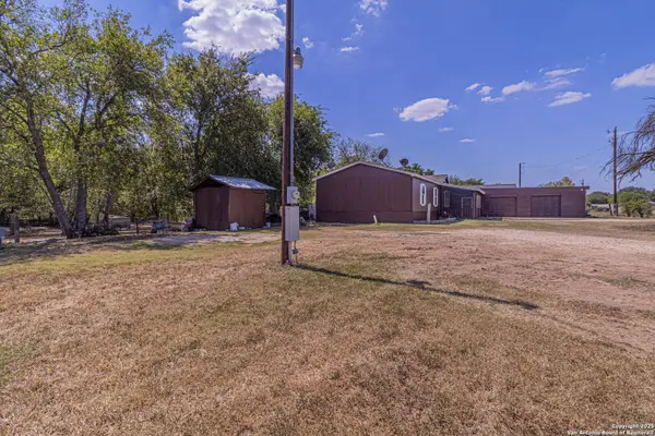 755 County Road 6753, Devine, TX 78016