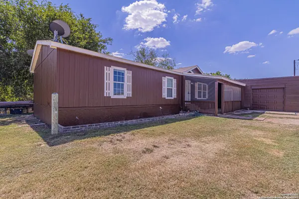 755 County Road 6753, Devine, TX 78016