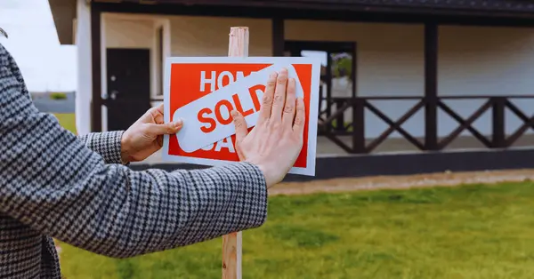 Selling Your Knoxville Home While Buying Another: How to Make the Move,Bessie Whiteside