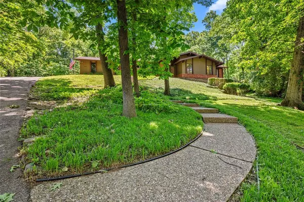 1944 Spring House DR, Kirkwood, MO 63122