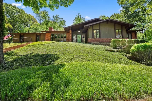 1944 Spring House DR, Kirkwood, MO 63122