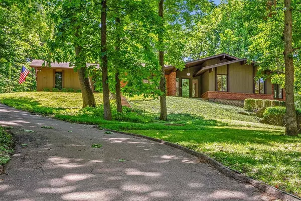 1944 Spring House DR, Kirkwood, MO 63122