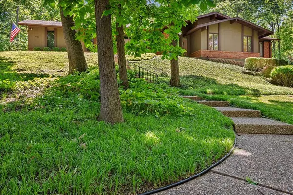 1944 Spring House DR, Kirkwood, MO 63122