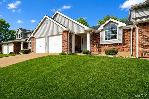 13305 Woodlake Village CT E, Chesterfield, MO 63141