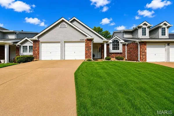 13305 Woodlake Village CT E, Chesterfield, MO 63141