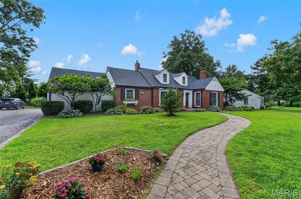 38 Tulip DR, Webster Groves, MO 63119