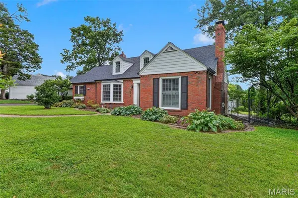 38 Tulip DR, Webster Groves, MO 63119