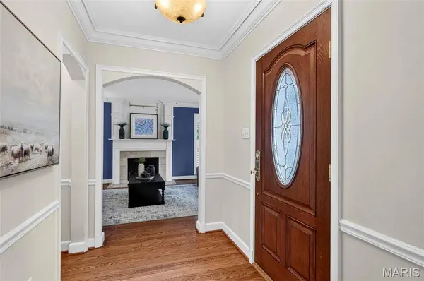 38 Tulip DR, Webster Groves, MO 63119