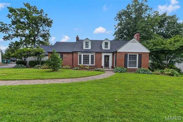 38 Tulip DR, Webster Groves, MO 63119