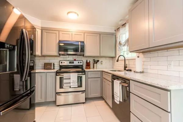 66 Captain Cook Ln #66, Barnstable, MA 02632